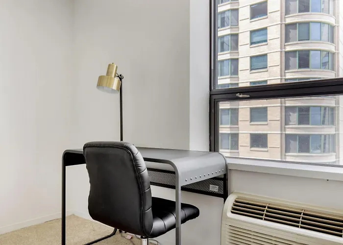 Streeterville W Gym Pool Nr Navy Pier Chi-445 * Chicago