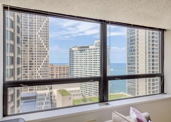 Streeterville W Gym Pool Nr Navy Pier Chi-445 * Chicago
